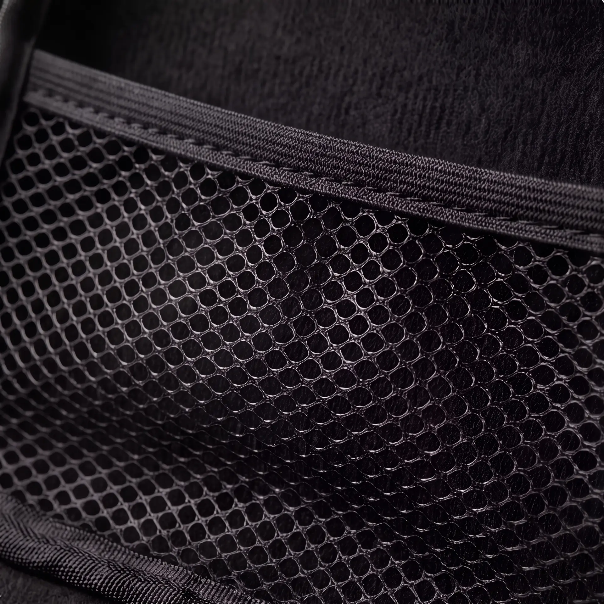 Close-up of the mesh lid pocket and its zip